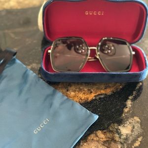 Gucci 0106s oversized sunglasses